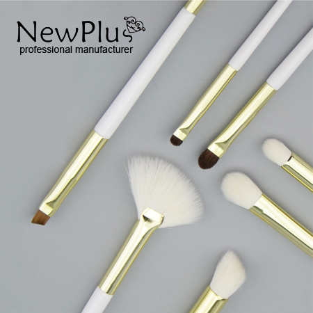Angle powder brush